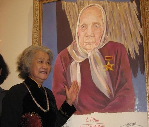 Художница Данг Ай Виет и её этюдные портреты матерей-героинь Вьетнама